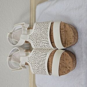 NWT Baretraps cream 'Raisie' wedge sandals